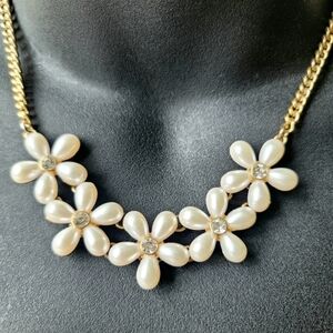 Fashion Gold Color Five Pearl Flower Crystal Necklace
